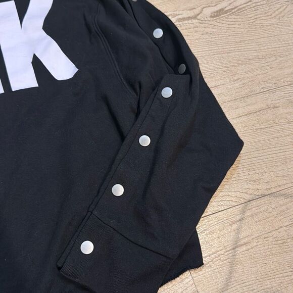 Pink long sleeve snap button sweater size medium - Picture 3 of 8